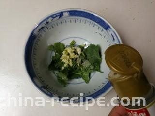 香菜皮冻,放入白胡椒粉