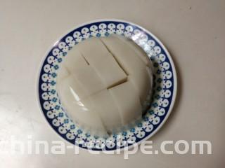 香菜皮冻,皮冻切成小块放入盘中
