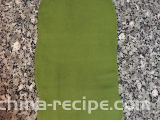 雙色抹茶饅頭,抹茶麵糰也重覆ㄧ樣的步驟，最後也是桿成長方型。