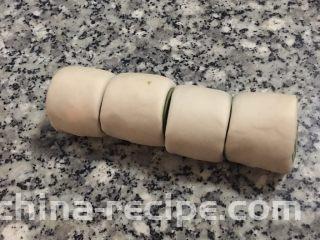 雙色抹茶饅頭,接著分割成四塊，
