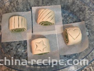 雙色抹茶饅頭,底下墊烘焙紙，用手從切面拿起饅頭，排入蒸籠並略微整型。蓋鍋蓋進行發酵（約45～60分鐘)，依室內溫度的不同發酵時間也會有差別。
切下來的頭尾可以合起來輕壓，就又變另一顆饅頭了。
如想切割花紋則在發酵前進行。