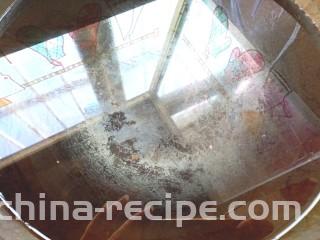豌豆凉粉,取锅倒入六碗水，开火