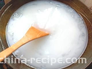 豌豆凉粉,倒入调好的豌豆粉，不停的搅拌