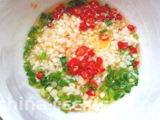 豌豆凉粉,倒入碗中泼入蒜泥