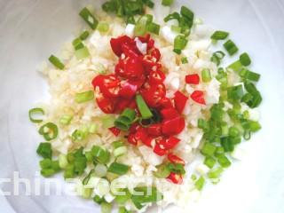 豌豆凉粉,香葱摘好洗净切碎和蒜泥米辣装入碗中