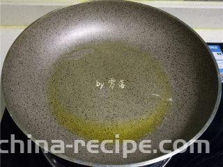 柠香鱼柳,不粘锅里调入适量橄榄油，烧热；
