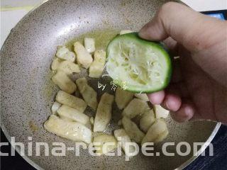 柠香鱼柳,挤入青柠檬汁；