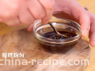 意式香煎羊排,用黑醋、盐、橄榄油和少许蜂蜜调一份沙拉酱
