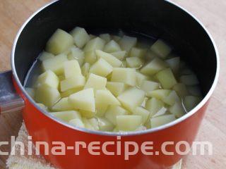 双椒土豆三文鱼,土豆削皮，切小方块，煮到8成熟。
注：不要全熟，因后面还要煎焙。