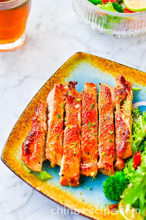 The recipe for frying chicken fillet with black pepper and lemon juice
