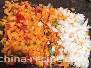 香脆黄金豆皮卷,将胡萝卜、青椒、红椒、藕切成丁