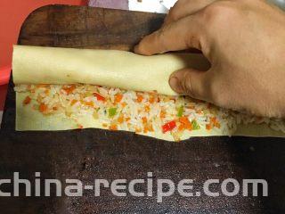 香脆黄金豆皮卷,从一端开始卷。