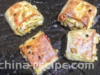 香脆黄金豆皮卷,间至两面金黄酥脆，即可出锅