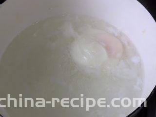 荷包蛋三明治,在漩涡中间倒入鸡蛋，让漩涡水整理好鸡蛋，中小火煮5-6分钟