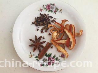 春节餐桌必备  芥末猪肚丝,准备干料：花椒粒，八角，桂皮，陈皮