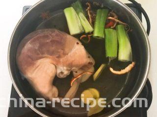 春节餐桌必备  芥末猪肚丝,加入葱段和姜片