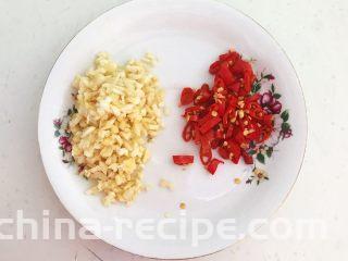 春节餐桌必备  芥末猪肚丝,小米辣切成辣椒圈，大蒜切成末