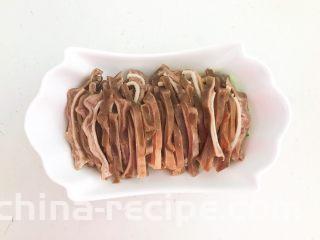 春节餐桌必备  芥末猪肚丝,把猪肚切宽成6㎜，长5㎝的小条，放入盘中