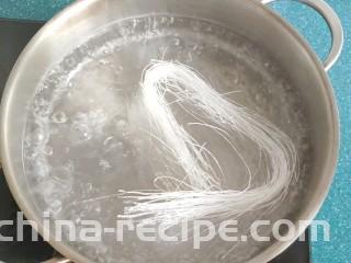海米菠菜拌粉丝,粉丝放锅里煮一分钟。粉丝最好选绿豆粉丝，绿豆粉丝更加耐煮，口感也更滑腻。