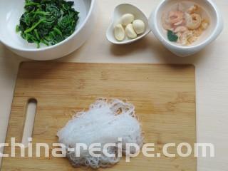 海米菠菜拌粉丝,粉丝也捞出沥干水分切成小段。