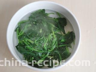海米菠菜拌粉丝,将菠菜捞出也放入纯净水里投凉。