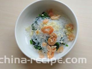 海米菠菜拌粉丝,将切好的菠菜、粉丝、大蒜以及海米一块放入大碗中。