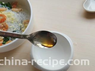 海米菠菜拌粉丝,最后再来些香油和鸡精，搅拌均匀。