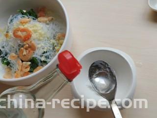 海米菠菜拌粉丝,再加两勺白醋。加白醋是为了拌好的菜颜色好看，换成米醋陈醋都可以。