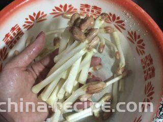 蚝油淋花生芽,花生芽用盐水泡一下，再用流动的水清洗干净，沥干水分