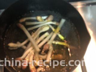 蚝油淋花生芽,放入花生芽焯烫
