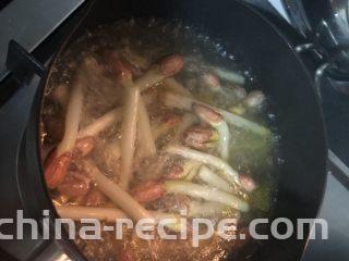 蚝油淋花生芽,可以观察一下，煮了三分钟的花生芽已经略略软身了，这个时候捞起沥干，装在干净的容器里