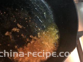 蚝油淋花生芽,加入蚝油，再加入一点热水，调成浓稠酱汁