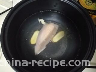 胡萝卜拌鸡丝,锅内加冷水，放入姜片、葱段、鸡胸肉，大火烧开，转中火煮5分钟，再关火闷一会儿