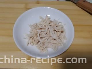 胡萝卜拌鸡丝,用手撕成丝