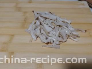 胡萝卜拌鸡丝,杏鲍菇汆下水，撕成丝