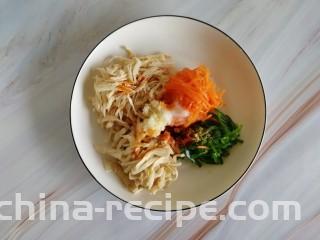 胡萝卜拌鸡丝,加入蒜蓉、花椒油、辣椒油，以及适量盐，少许糖、醋拌匀，即可开吃