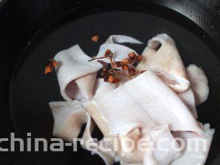 麻辣猪皮冻,将猪皮冷水下锅，锅内放入几个八角，家里如果有生姜的话也可以切几片生姜进去！盖上盖子，大火煮沸后，转中小火煮15分钟