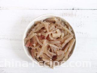 麻辣猪皮冻,将洗好的猪皮用刀切成丝