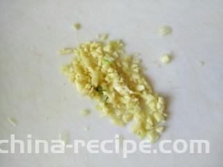花生米拌黄瓜,蒜切沫
