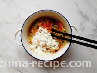 卷心菜三文鱼米饼,舀入一勺面粉搅拌均匀（面粉不需要太多，会影响口感）