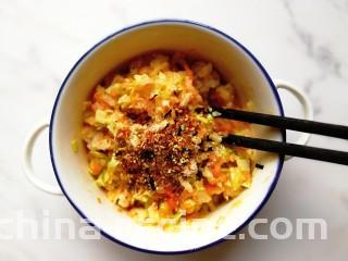 卷心菜三文鱼米饼,我这里加了一包拌饭料搅匀调味（没有的可以加适量食盐或者虾皮粉，都很好吃）