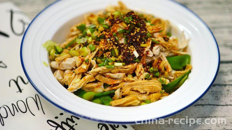 The method of hand tearing chicken with spicy okra