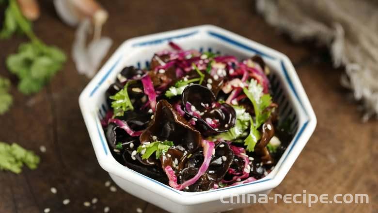 The method of mixing purple cabbage with black fungus