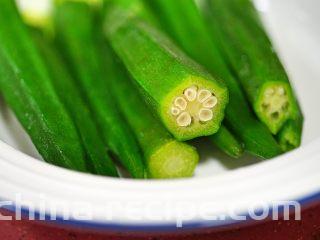 香辣秋葵手撕鸡,秋葵洗净，待用，份量以铺满盘底为宜