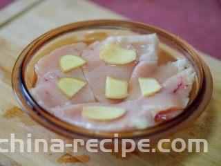 香辣秋葵手撕鸡,这样泡在料酒中，可以用生姜片涂抹肉，再放10-15分钟，等水烧开，可下锅煮