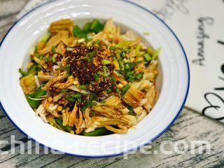 香辣秋葵手撕鸡,撒姜末，葱末，淋3勺生抽，2勺寿司酱油和红油辣子，完成