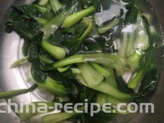 凉拌青菜香菇,捞出的小青菜，放入凉白开，过凉