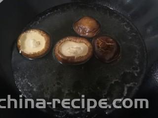 凉拌青菜香菇,把香菇，洗干净，放入焯青菜的开水中，焯水