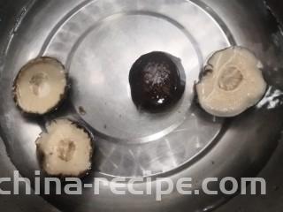 凉拌青菜香菇,把香菇，放凉白开中，过凉