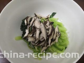 凉拌青菜香菇,把香菇，青菜，放入碗中